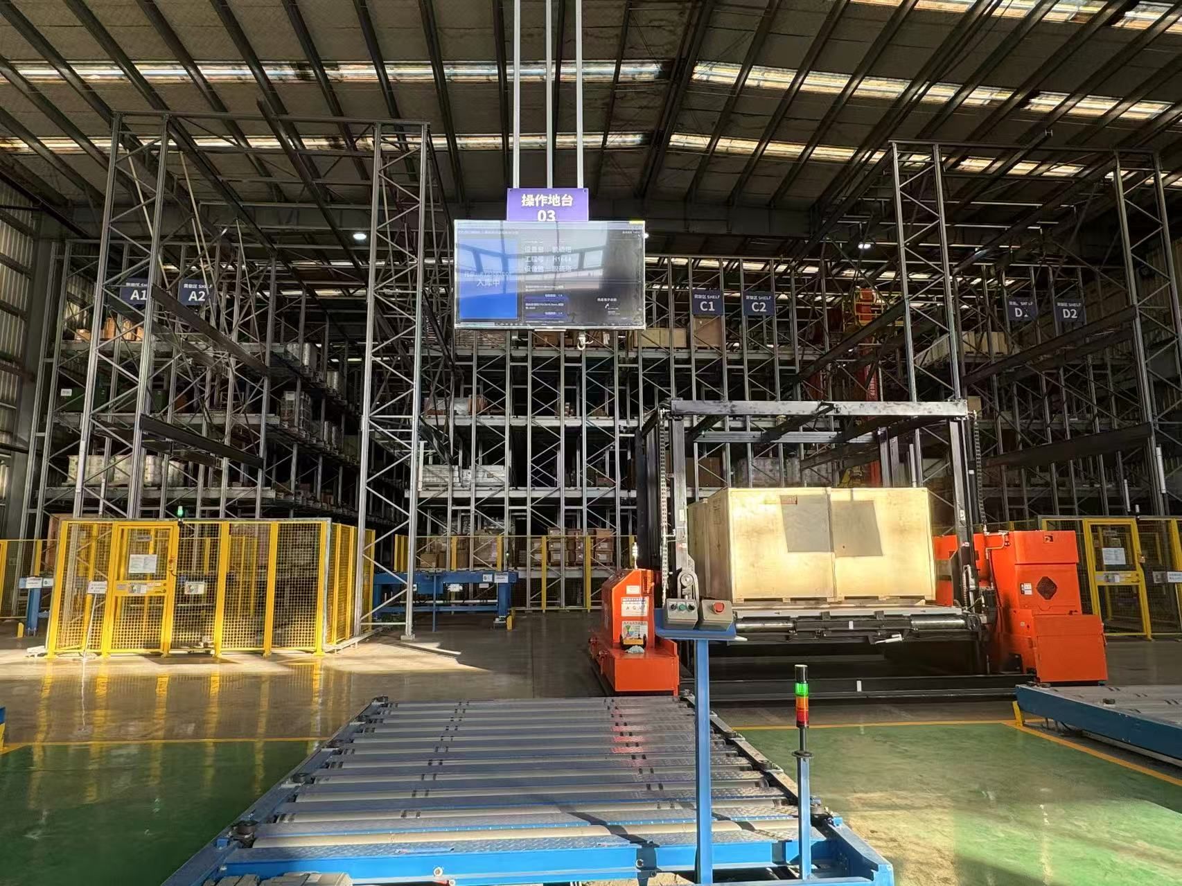 （图为重型堆垛机智能立体仓库。摄影/黄思瑜）