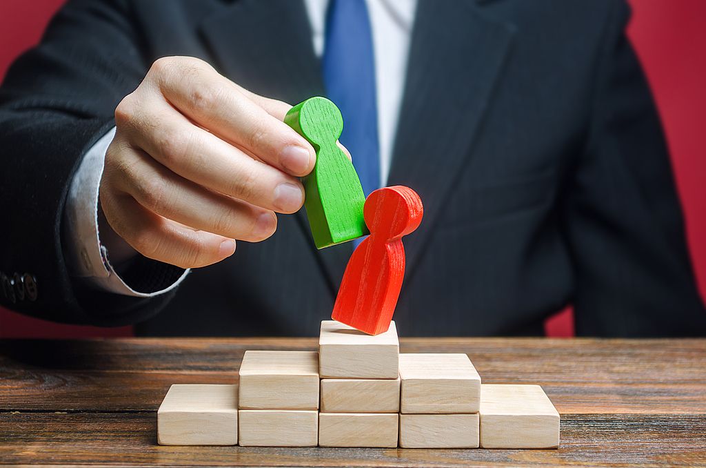 “金帝系	”年内两度出手拿壳，卢斯侃9.5亿拿下宁波中百控制权	，徐翔家族持续撤退